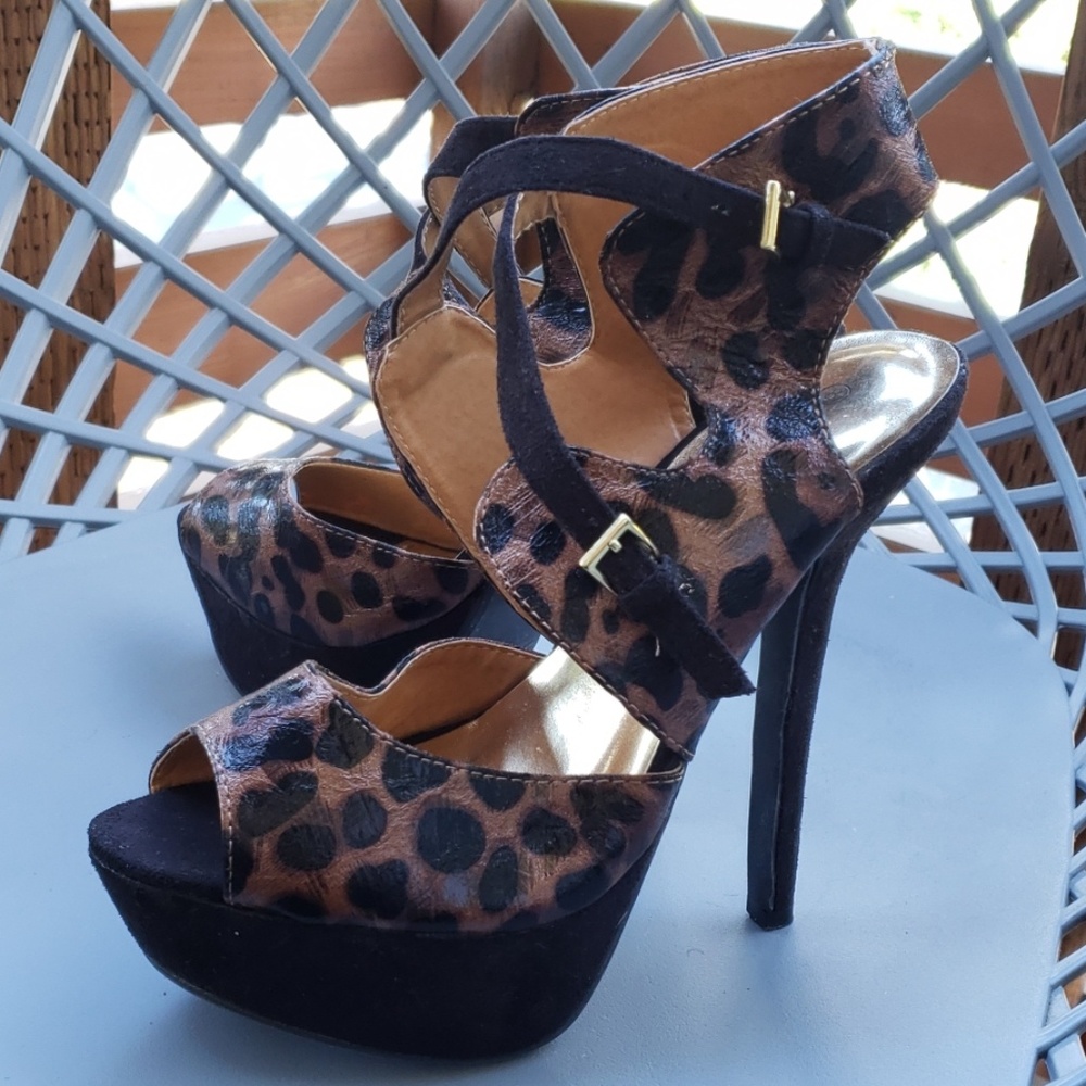 COPY - Criss cross cut out cheetah/leopard open toe pumps Size 8 - Picture 2 of 7
